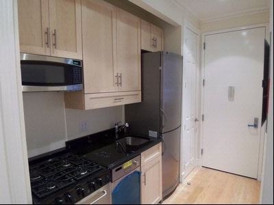 Building Photo - 202 E 13th St Rental