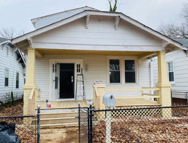 Photo - Very Spacious 5bdrm/2bth Bungalow Located in South Richmond w/Privacy Fenced Back Yard!!