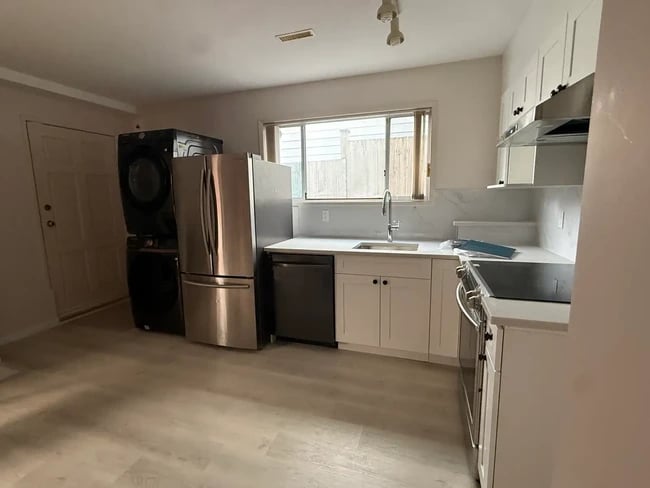 15154 Beachview Av Unit Executive Furnished 2 Bedroom Suite