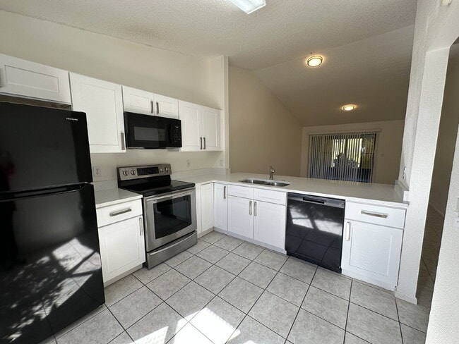 Photo - Lovely 2-Bedroom Townhouse in St. Cloud - Spacious 1023 Sq Ft with 2 Full Baths