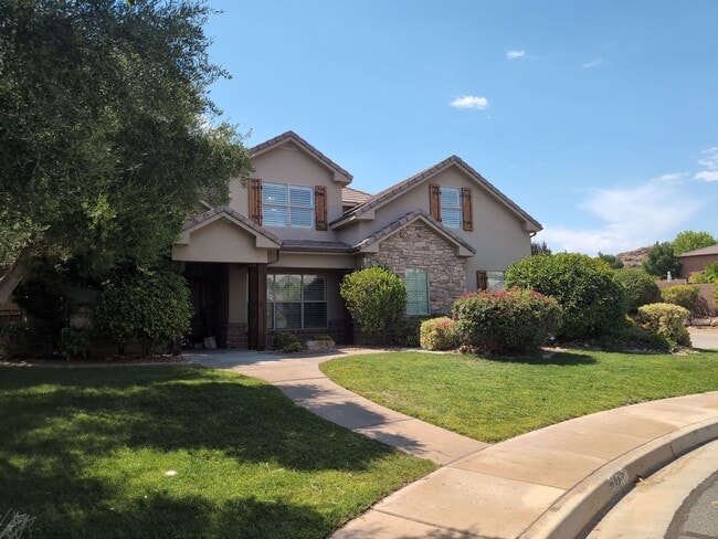 Photo - PET FRIENDLY -Spacious 6 Bedroom Home in St. George