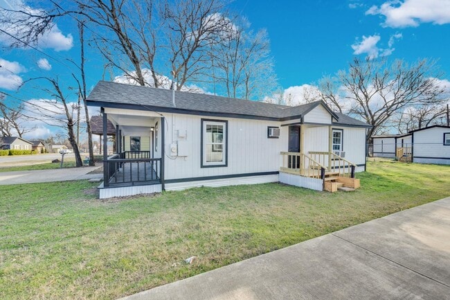 Photo - 418 E Avenue F