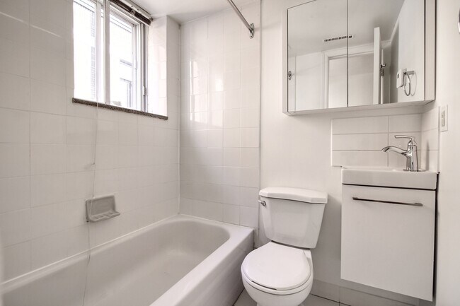 Photo - 25 Av des Pins O Unit 437