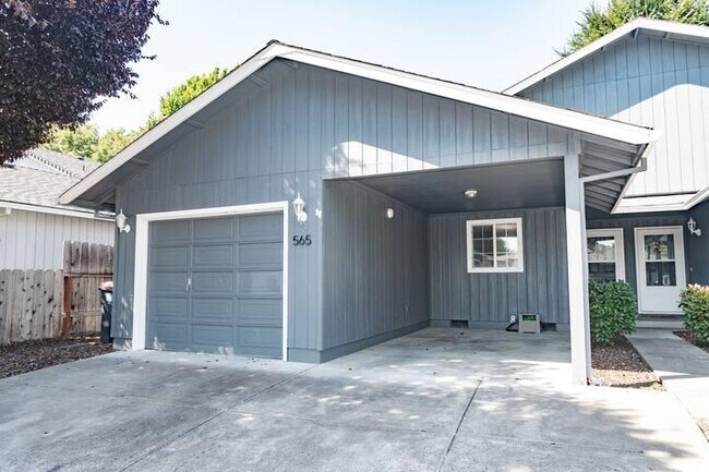 Photo - 565 Primrose Dr