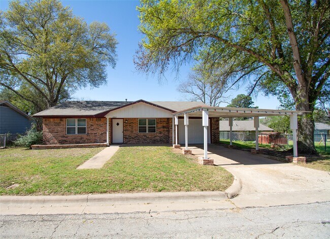 Photo - 203 Schuerenberg St