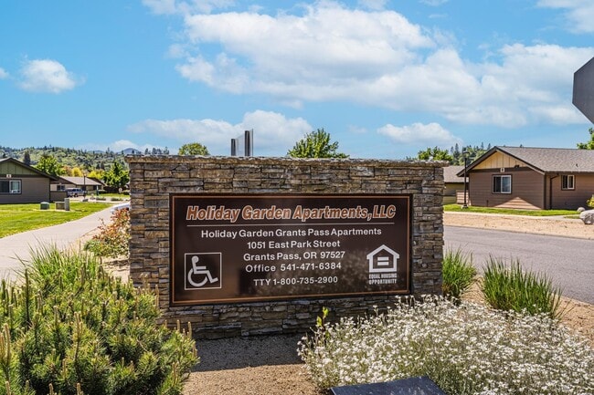 Building Photo - 1051 E Park St