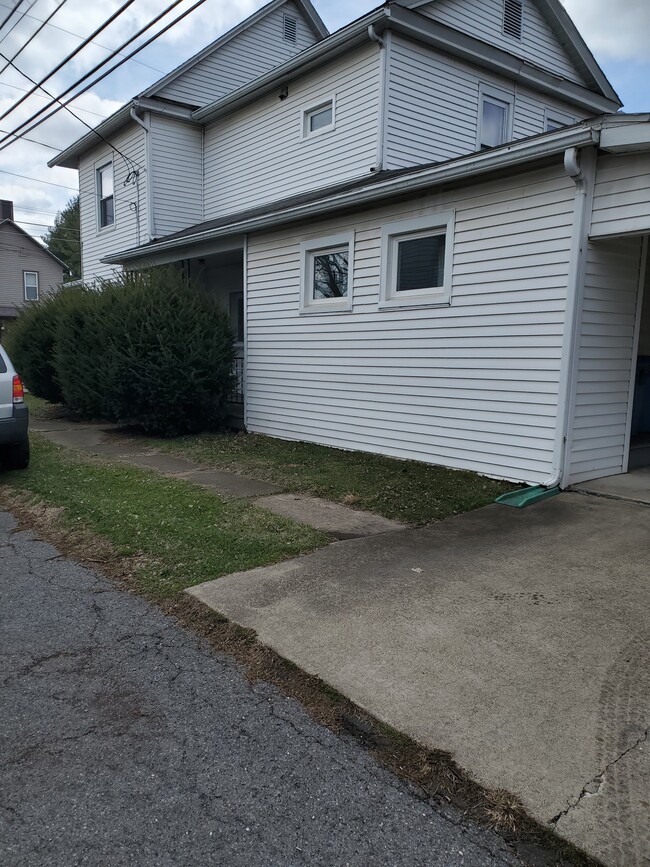 Side view - 507 W Mahoning St