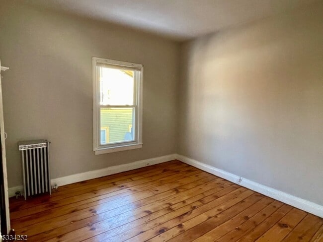 Photo - 611 Oxford St