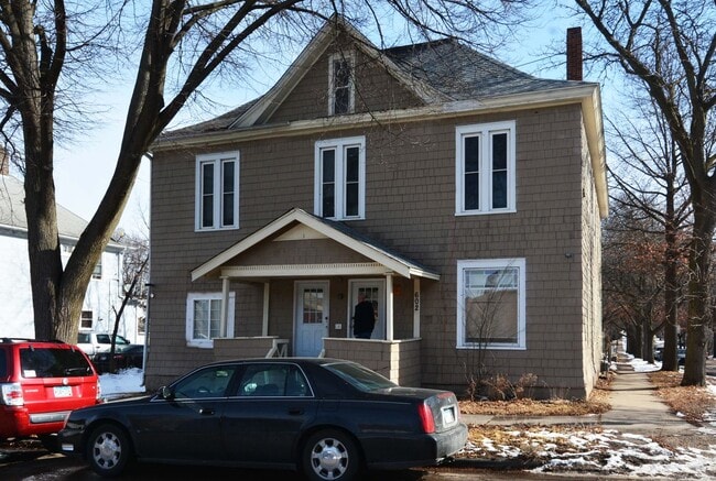 Building Photo - Updated Studio Unit 8