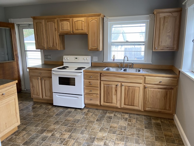 kitchen - 206 S Higbee St Unit Lower