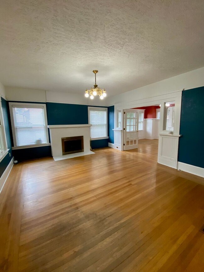 Photo - Beautiful Craftsman on Broadway with Live-...