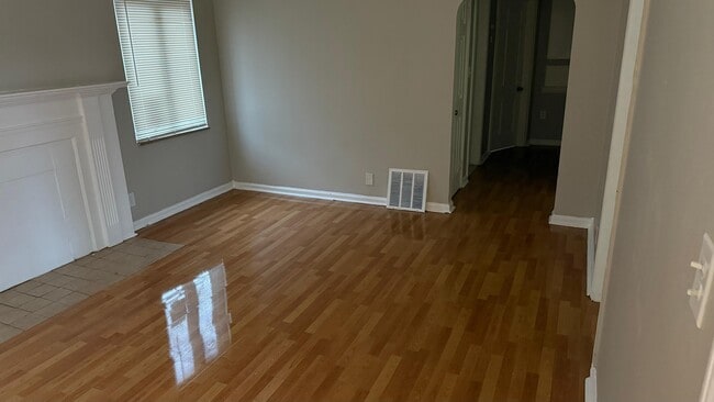 Photo - 10370 Britain St