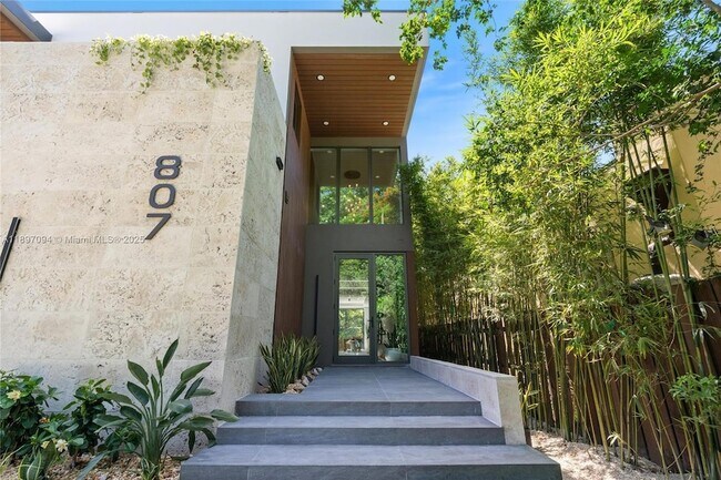 Building Photo - 807 SW 12th Ave