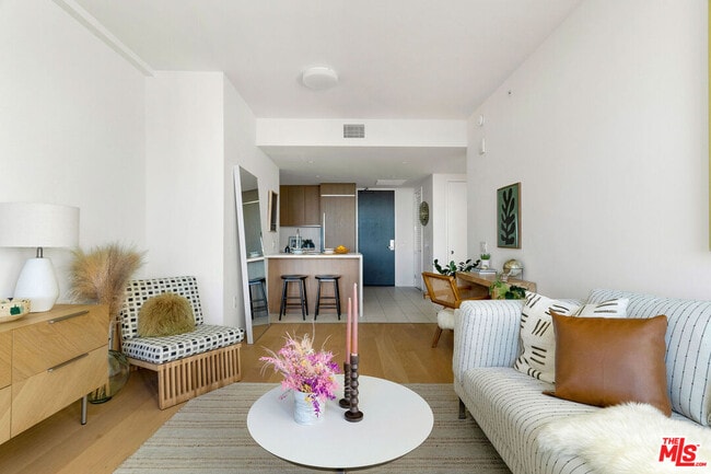 Building Photo - 889 Francisco St Unit 1702
