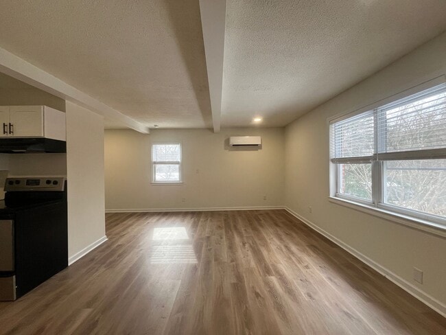 Photo - Newly Renovated Studio!