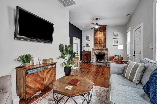 Photo - 305 W Waldburg Ln