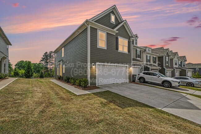 Photo - 2785 Yeager Dr NW