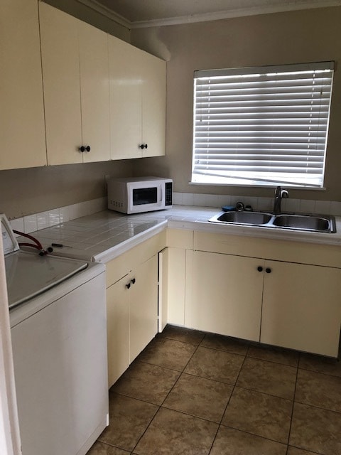 Kitchen area - 422 Robinette St