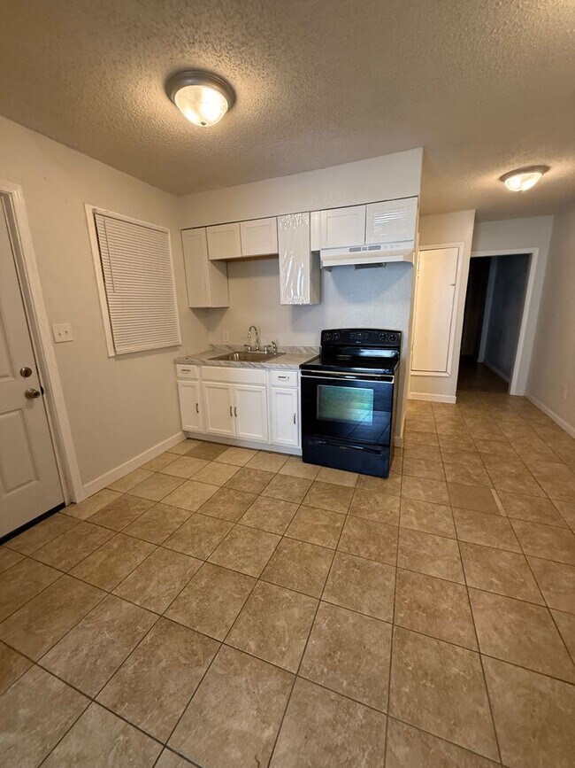 Photo - Newly Renovated 2-Bedroom Duplex – Section...