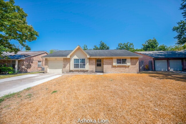 Building Photo - Superfantastic Tile 4 Bedroom House with Huge Yard