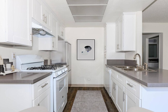 * Photos have been virtually staged for illustrative purposes. The furnishings, decor, and certain visual elements shown may not be present in the actual apartment.