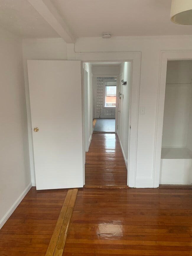 Building Photo - 1922 23rd Dr Unit 1r Rental