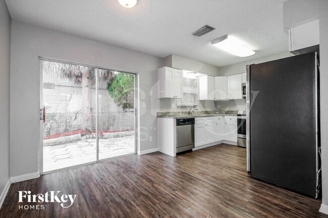 Photo - 130 Davison Ave N