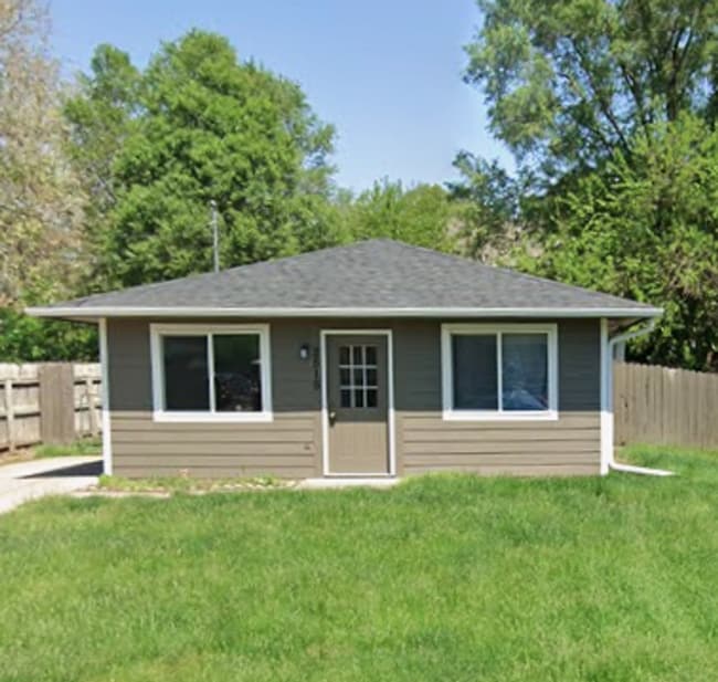 Building Photo - 3 Bedroom Home for rent in Des Moines, IA Unit 2515 E. 37th