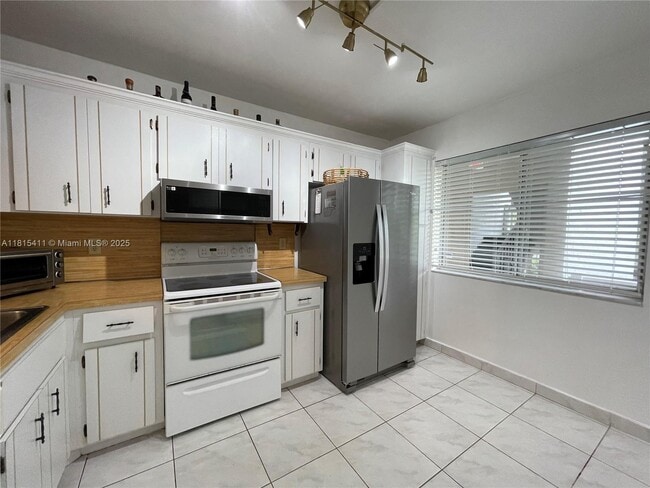 Photo - 3571 Inverrary Dr Unit 208