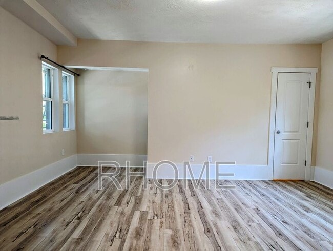 Photo - 86 B St E