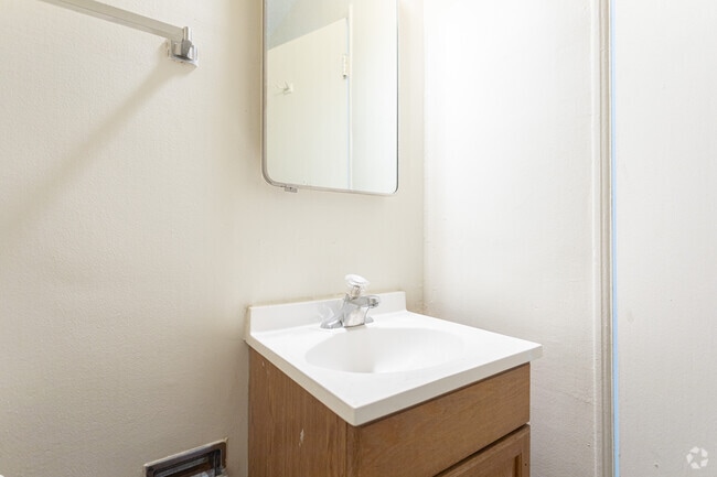 Studio, 1BA - 432SF - Bathroom