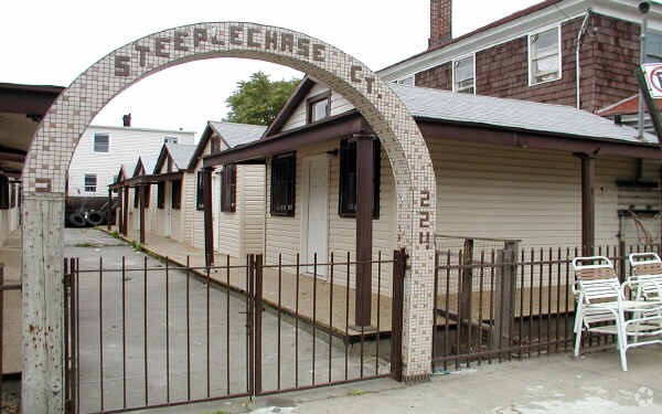Steeplechase Court - Steeplechase Court Apartments