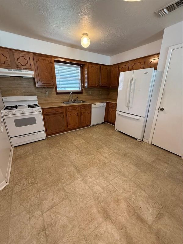 Photo - 814 Yegua St