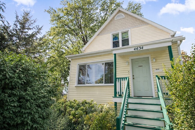 Building Photo - 4634 N Kennicott Ave Unit 1