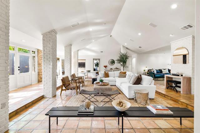 Photo - 4338 Travis St