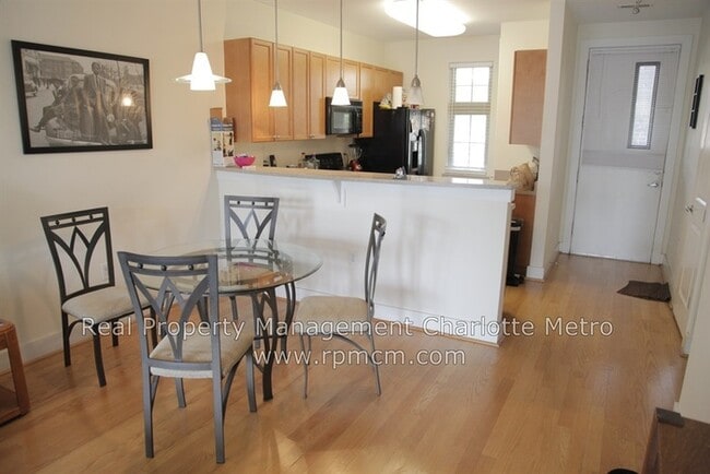 Photo - wonderful 2bd/2bth uptown condo! lots of space in a beautiful building