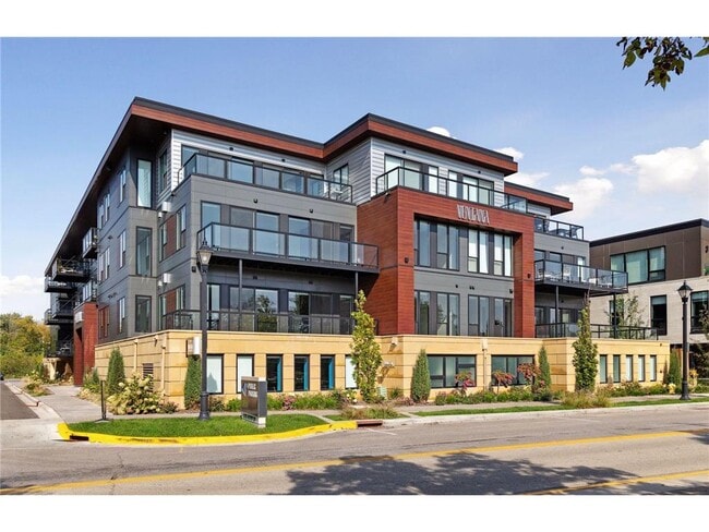 Building Photo - 253 Lake St E Unit 309