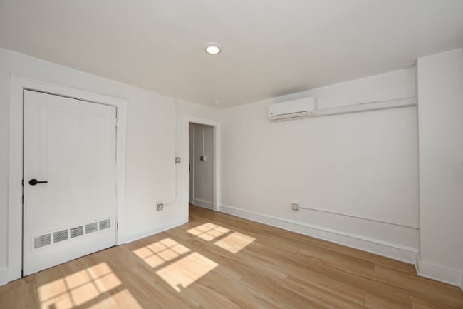 Building Photo - 1384 W 83rd St Rental