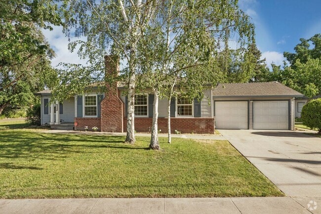 Building Photo - Beautiful 4 Bed/2 Bath Home Available Now!