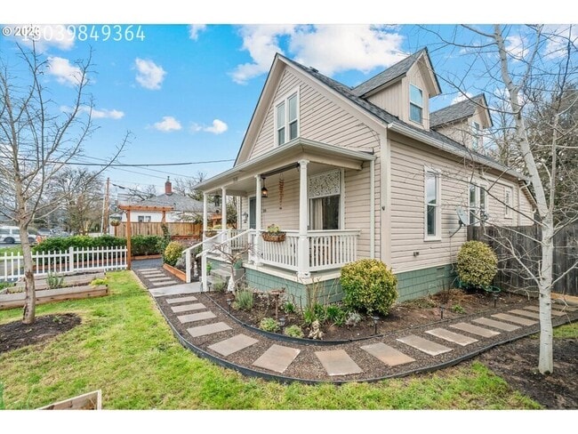 Photo - 310 N School St