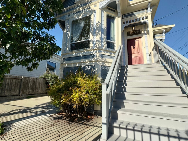 Building Photo - 1054 24th St Unit A