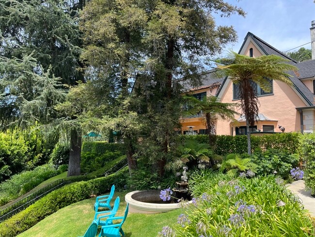 Building Photo - 1954 Hillcrest Rd Unit 8