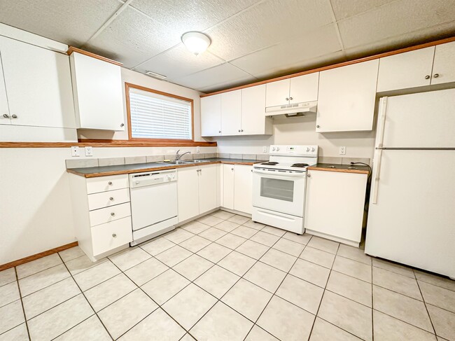 Photo - 5120-5142 42 St