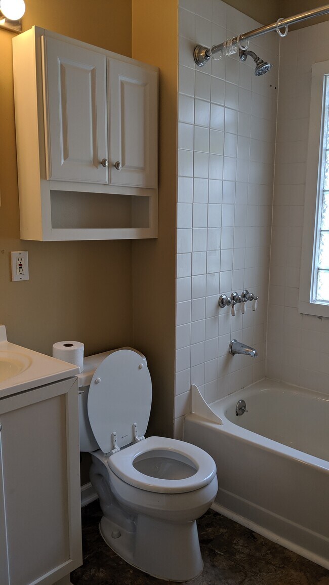 bathroom - 2577 E 127th St Unidad Dukes Property