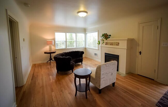 Sala de estar con chimenea a gas - 9202 17th Ave SW