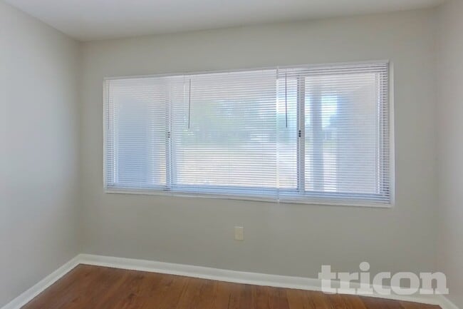 Photo - 1604 Clark St