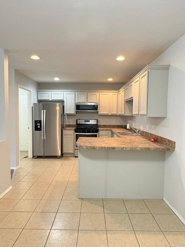 Photo - Ozark~ 4 bedroom walkout basement duplex for rent!