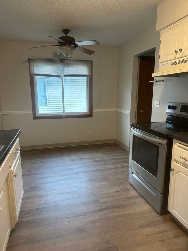 Building Photo - Newport Duplex Rental