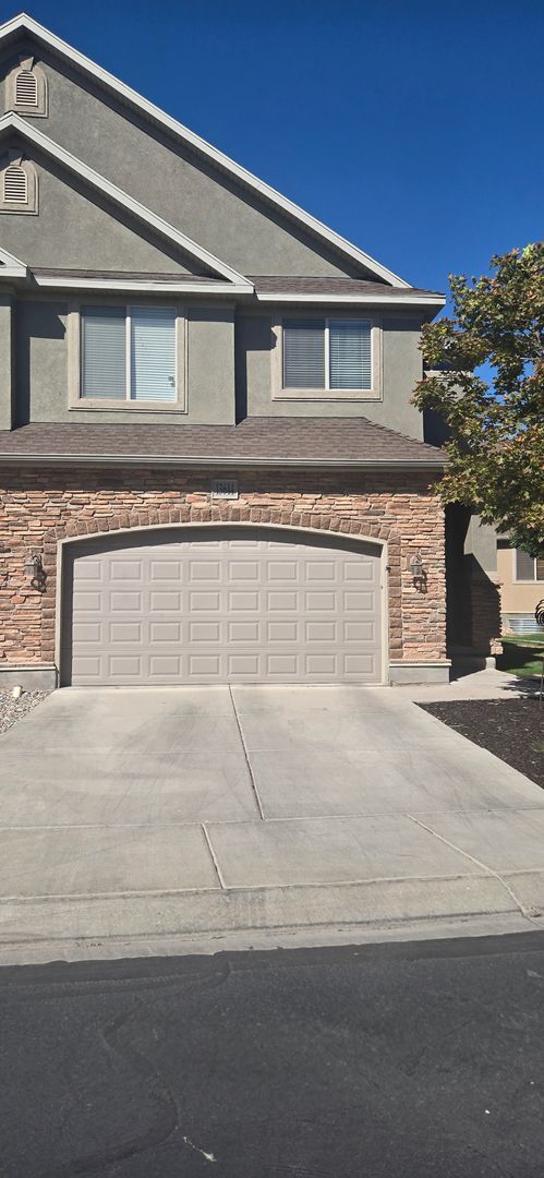 Building Photo - Pet Friendly Beautiful 3 Bed 3.5 Bath in R... Rental
