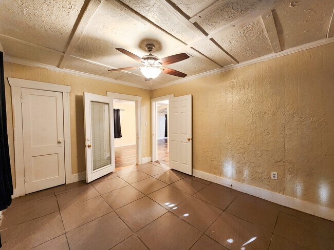 Photo - 2222 Hogg St